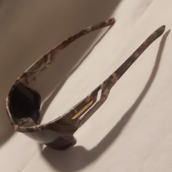 Mens camouflage blackened sun glasses with draw string bag . - Picture 9 of 11